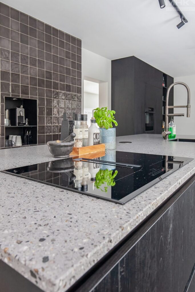 26_KeukenExpert_Keuken_Zwart_Eiland_Duijkers-1600×2399-1